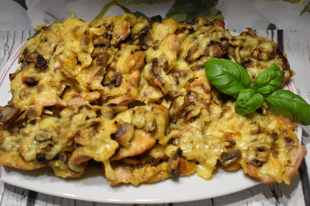 Pieczone udka z pieczarkami. Obiad palce lizać