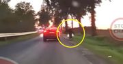 "Centymetry". Szła z dzieckiem. Nagle kierowca zjechał z drogi