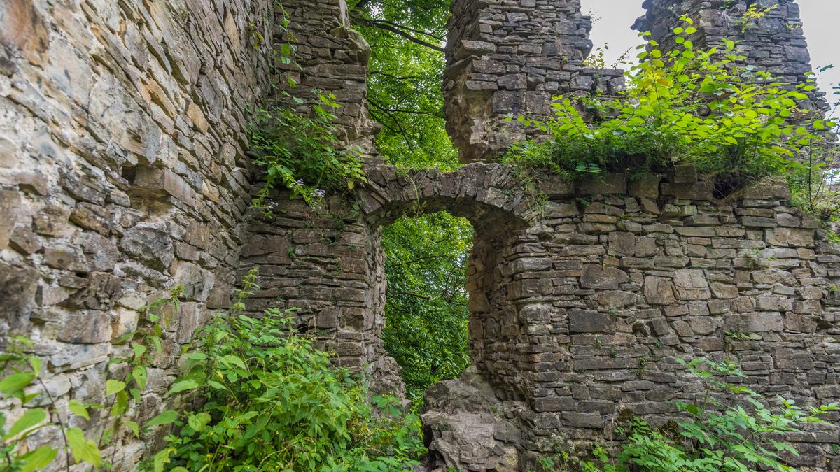 Pozostałości zamku owiane są wieloma legendami