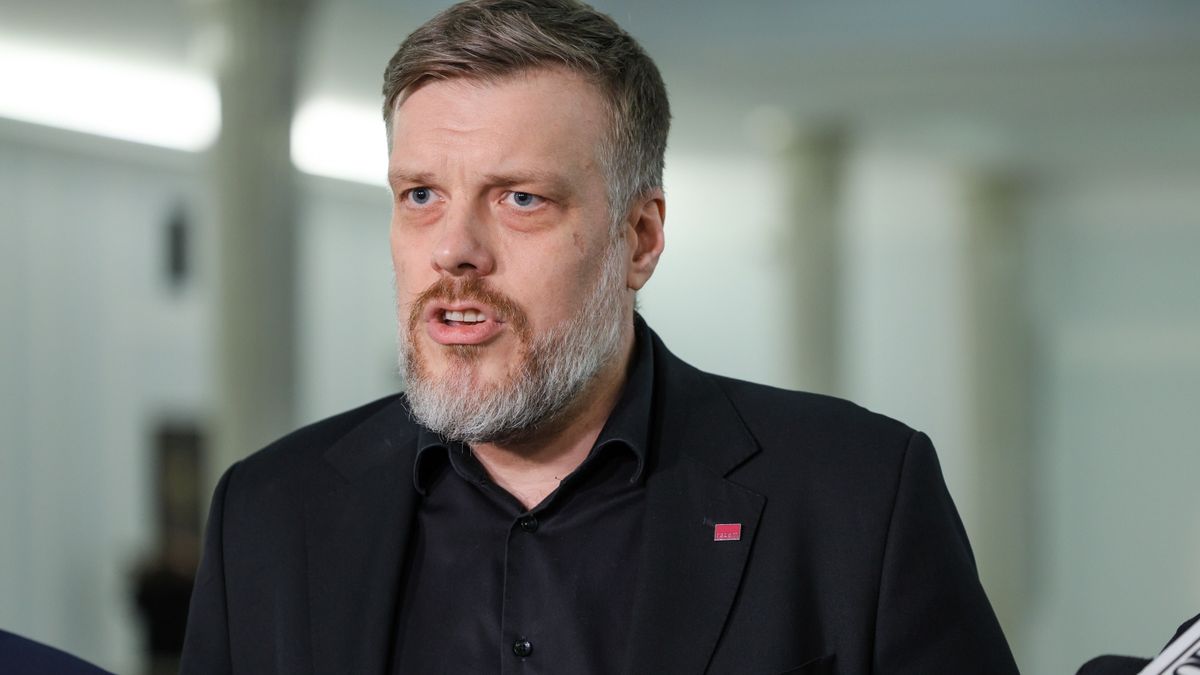 Poseł Razem Adrian Zandberg podczas konferencji prasowej w Sejm