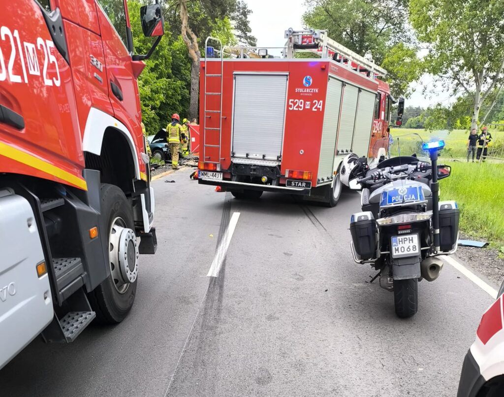 Fot. KPP w Mławie.  Tragiczna czołówka aut na drodze