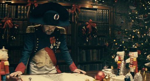 "Jestem geniuszem" - Jacek Braciak jako Napoleon w nowej kampanii Carrefour (wideo)