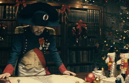 "Jestem geniuszem" - Jacek Braciak jako Napoleon w nowej kampanii Carrefour (wideo)