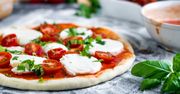 Pizza wegetariańska z pomidorami i bazylią