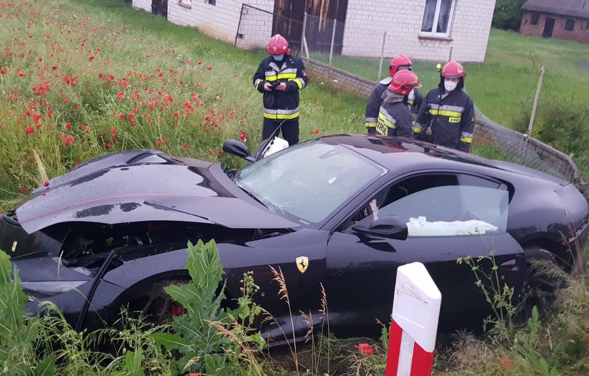 Wypadek w Łódzkiem. Rozbite ferrari. Kierowca chciał ominąć psa