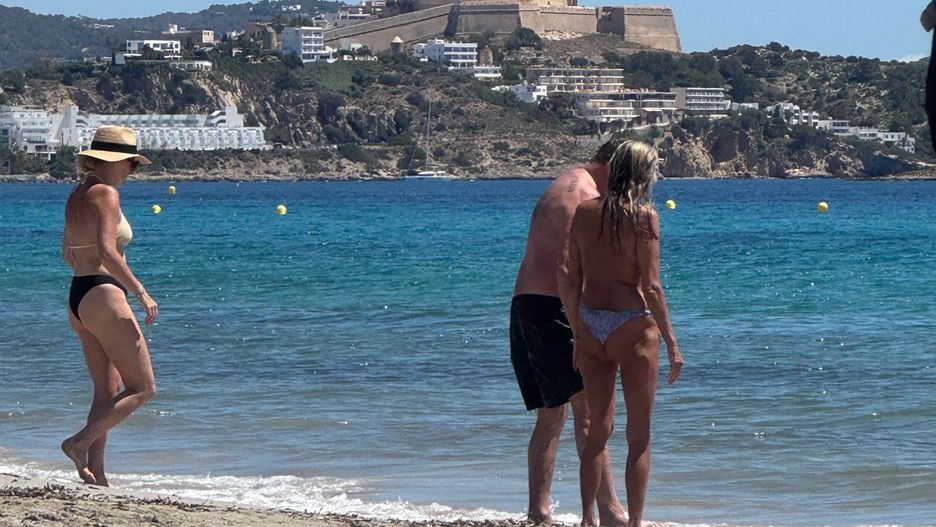 Na plażach Ibizy można spotkać wiele kobiet topless 