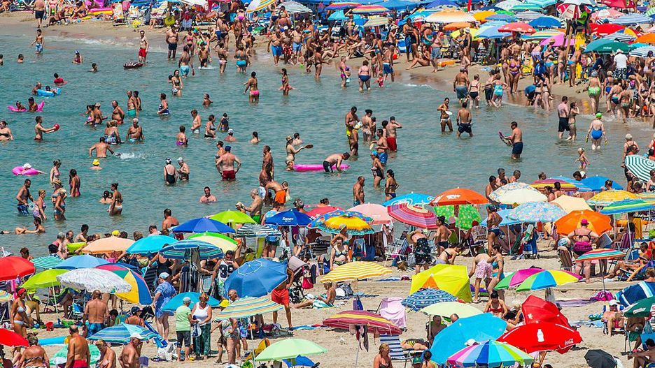 - Zachowanie na plażach dwumetrowego odstępu pomiędzy ręcznikami plażowiczów jest zwyczajną fikcją - powiedział w rozmowie z "El Mundo", Emilio Gallego, szef stowarzyszenia HE.