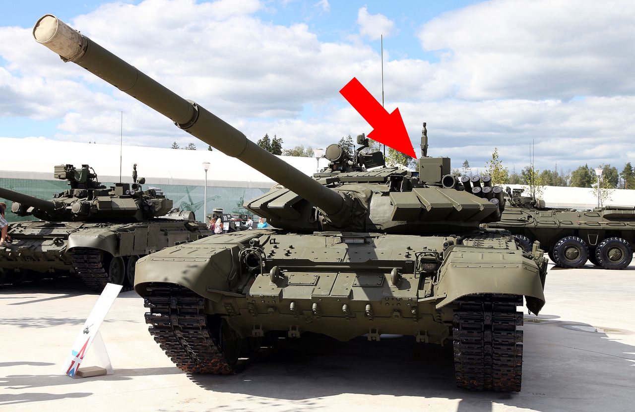 Rosyjski czołg T-72B3 - widoczna kopuła celownika Sosna-U zasłonięta przykręcaną płytą