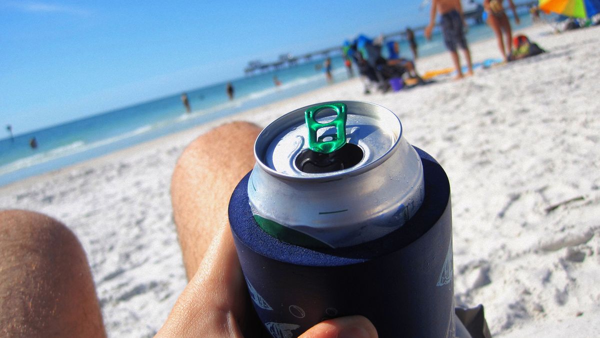 Picie napojów z puszki na plaży może zakończyć się tragicznie