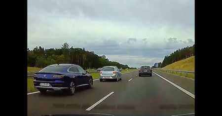 Policja po groźnej kolizji na S7: “celem dokładne ustalenie wizerunku kierowcy”