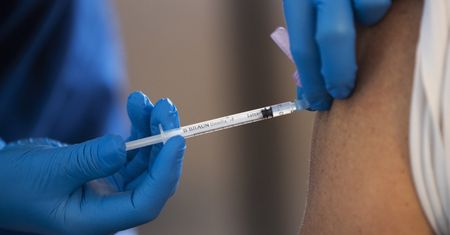 "Mam dość". Wykładowca tłumaczy, dlaczego zdecydował się zaszczepić przeciwko COVID-19