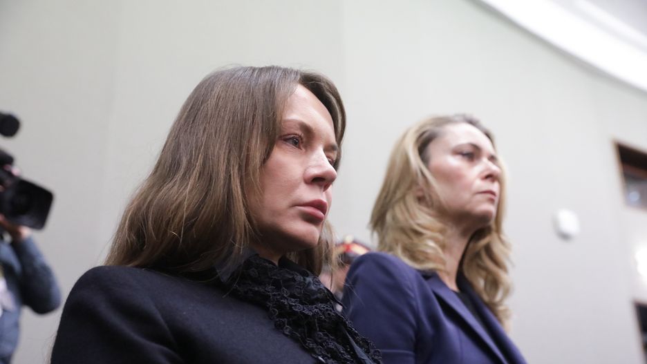 Warszawa, 16.01.2024. Żona Mariusza Kamińskiego Barbara Kamińska (L) oraz żona Macieja Wąsika Roma Wąsik (P) na sali obrad Sejmu w Warszawie, 16 bm. Były szef CBA i były minister spraw wewnętrznych Mariusz Kamiński oraz jego były zastępca Maciej Wąsik zostali skazani 20 grudnia ub. roku prawomocnym wyrokiem na dwa lata pozbawienia wolności za nadużycie władzy jako ówcześni szefowie CBA - w związku z tzw. aferą gruntową z 2007 r. W związku z tym marszałek Sejmu wydał postanowienia o wygaśnięciu ich mandatów poselskich. (jm) PAP/Tomasz Gzell