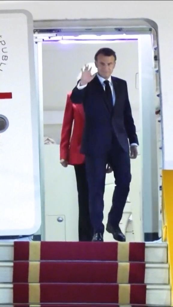 Emmanuel Macron na lotnisku w Hanoi