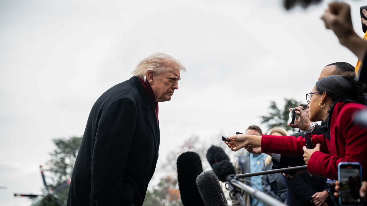 President Trump departs White House for Maryland
epa12542650 US President Donald Trump speaks to members of the media on the South Lawn of the White House before boarding Marine One in Washington, DC, USA, 22 November 2025.  EPA/GRAEME SLOAN / POOL 
Dostawca: PAP/EPA.
GRAEME SLOAN / POOL
white house, president, media, press, government