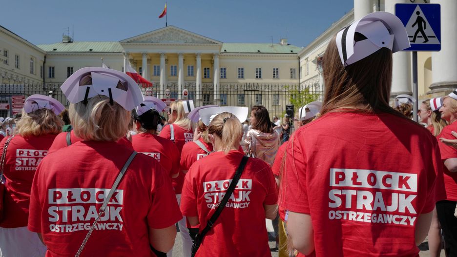 Warszawa, 07.06.2021. Manifestacja pielęgniarek i położnych na pl. Bankowym w Warszawie, 7 bm. W całym kraju odbywają się strajki ostrzegawcze i akcje protestacyjne pracowników ochrony zdrowia. Głównym powodem protestów jest procedowana obecnie ustawa o sposobie ustalania najniższego wynagrodzenia zasadniczego niektórych pracowników zatrudnionych w podmiotach leczniczych. (kf) PAP/Mateusz Marek