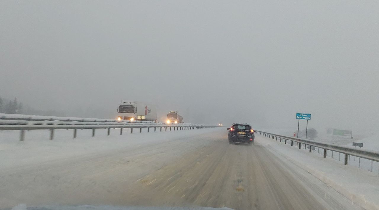 Rabka-Zdrój: Zakopianka sparaliżowana przez śnieżycę. Kierowcy utknęli