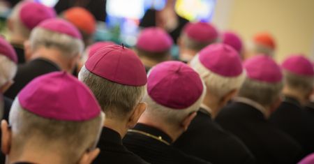 Biskupi ostro o MEN. "Z niepokojem obserwujemy"