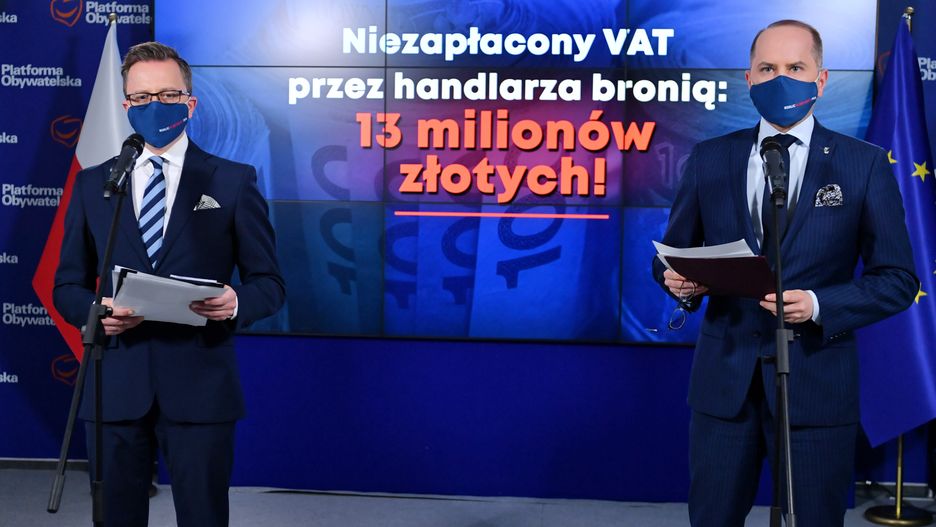 Warszawa, 11.04.2021. Posłowie KO Dariusz Joński (L) i Michał Szczerba (P) podczas konferencji prasowej w Biurze Krajowym PO w Warszawie, 11 bm. Temat: VAT-owski przekręt na respiratorach - podsumowanie kontroli poselskich. (aldg) PAP/Piotr Nowak