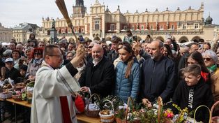 Wielkie wielkanocne święcenie pokarmów w Krakowie. Tłumy z koszyczkami i życzeniami