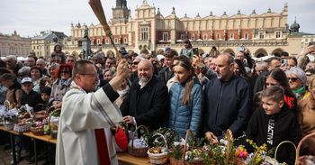 Wielkie wielkanocne święcenie pokarmów w Krakowie. Tłumy z koszyczkami i życzeniami