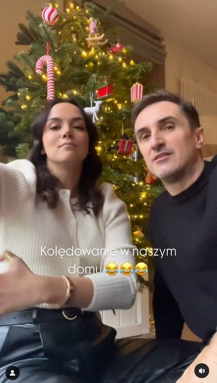 Paulina Krupińska śpiewa kolędę z mężem