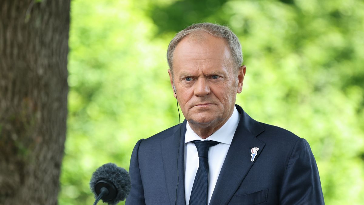 Oosterbeek, Holandia, 05.05.2025. Premier Donald Tusk podczas konferencji prasowej w Oosterbeek, 5 bm. Trwają obchody 80. rocznicy wyzwolenia Holandii spod okupacji niemieckiej. (ad) PAP/Albert Zawada