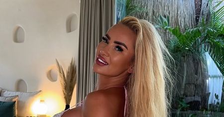 Izabela Macudzińska pozuje w basenie, eksponując odchudzoną sylwetkę w BARDZO skąpym bikini