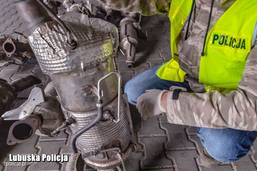 Zdjęcie z akcji, gdy policja rozbiła katalizatorową dziuplę.