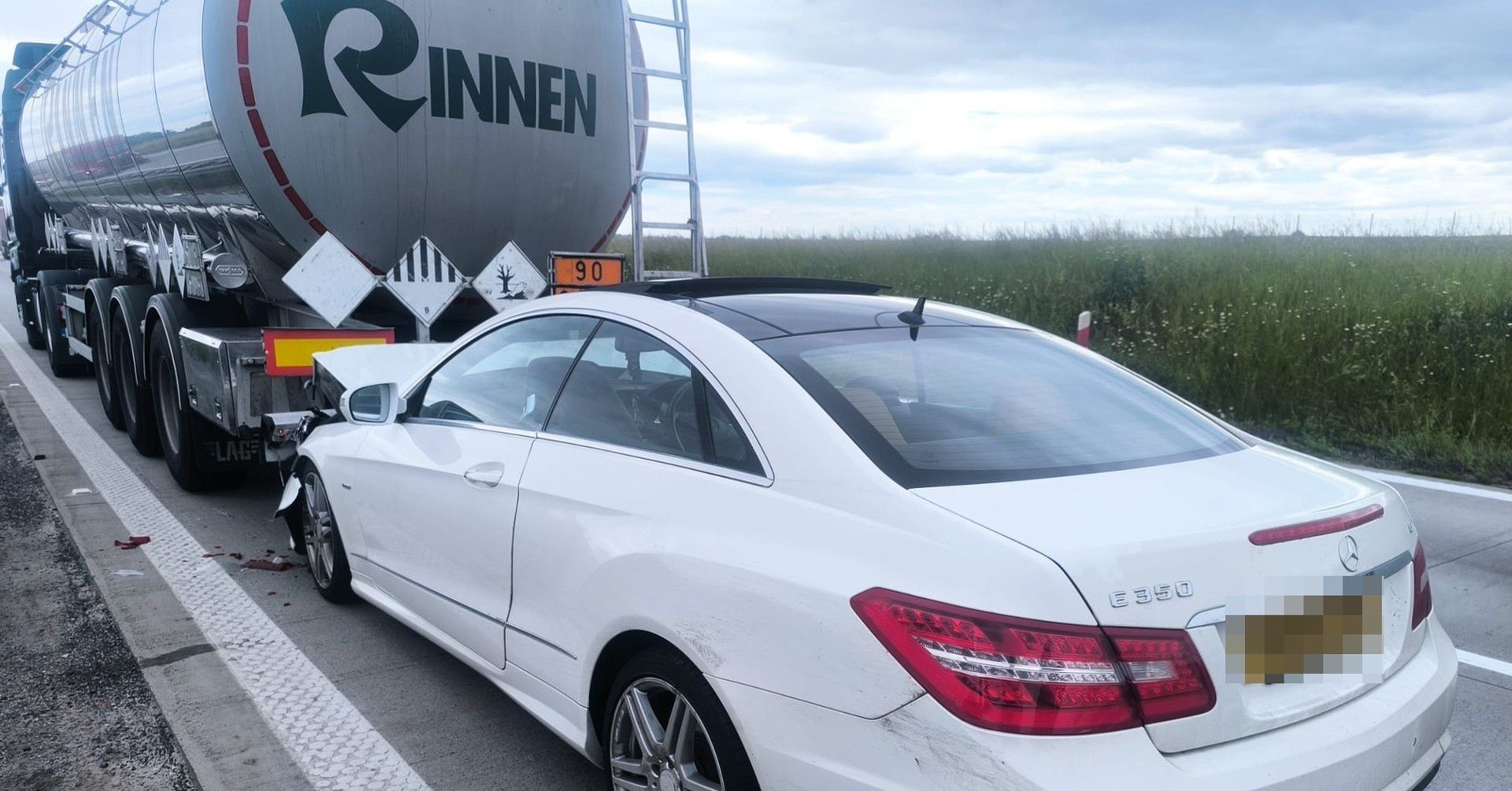 Wypadek na autostradzie A4. Osobówka wjechała w cysternę