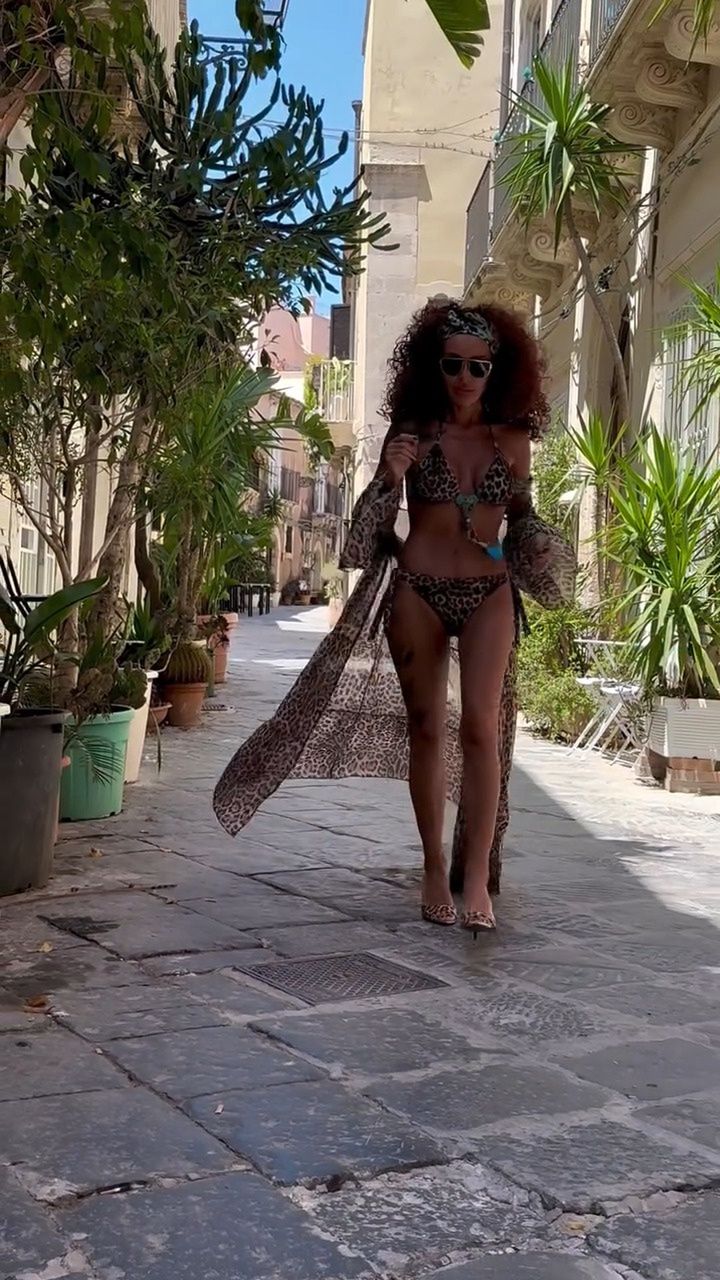 Ewa Minge w bikini na ulicach Sycylii