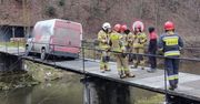 Bus kuriera był przepełniony przesyłkami. Nagle most nie wytrzymał