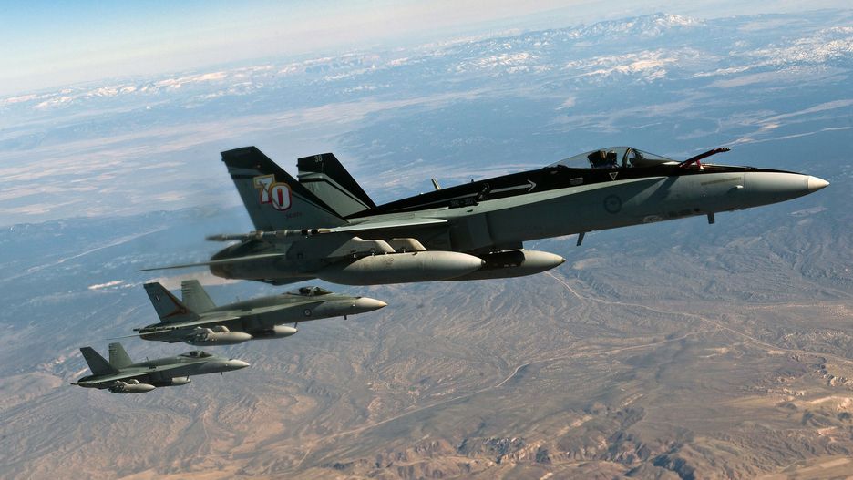 Australijskie myśliwce F/A-18 Hornet w locie