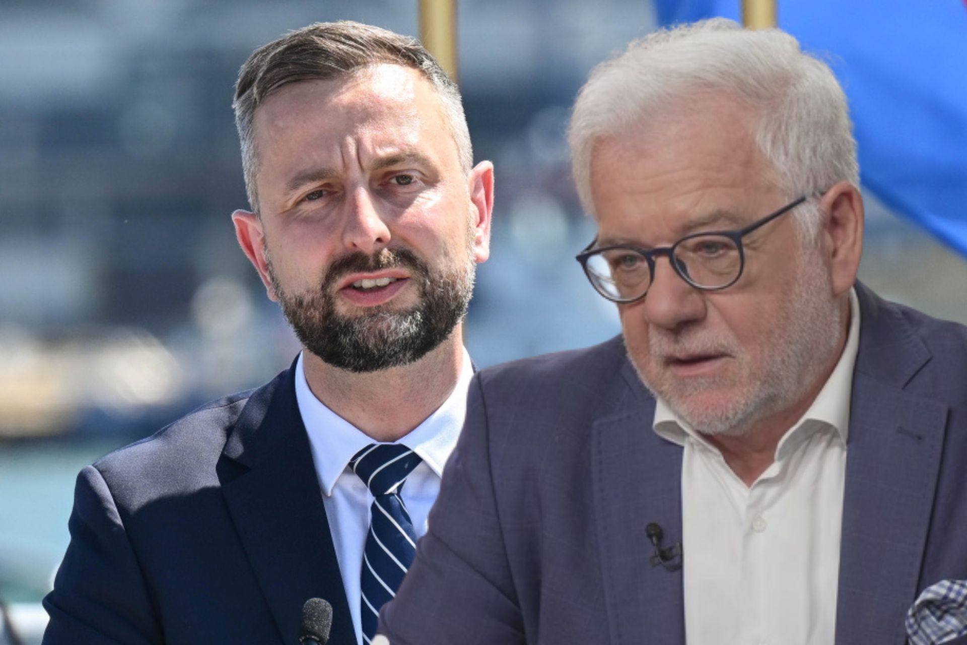 Szef MON "zgłasza się do roli Orbana". Prof. Czaputowicz punktuje