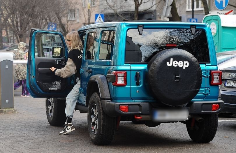 Wiosenna Agnieszka Woźniak-Starak opuszcza studio TVN w sportowej stylizacji