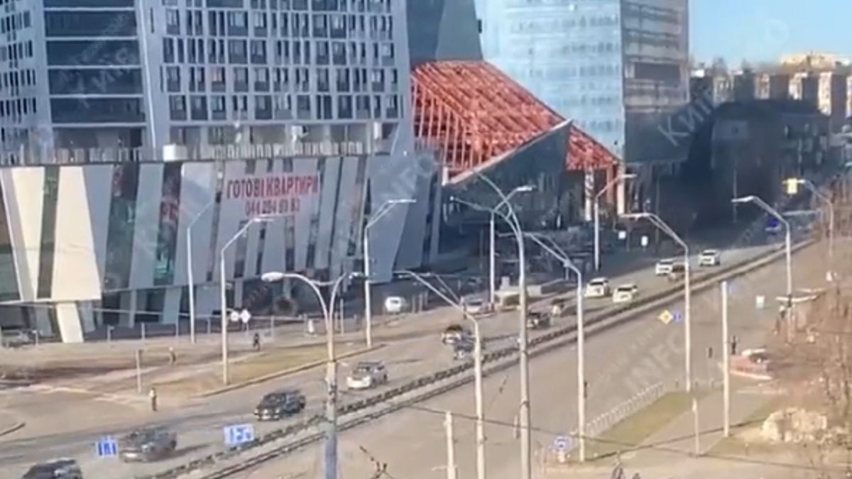 Tajemnicza kolumna samochodów w Kijowie 