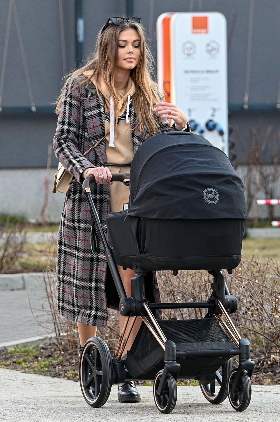 Joanna Opozda na spacerze z Vincentem