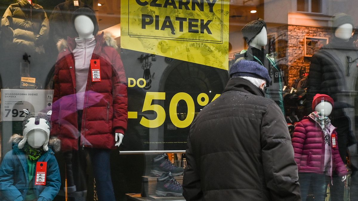 Krakow Ready For The Black Friday DealsThe 'Black Friday' poster seen on a shop window in Krakow.On Thursday, November 24, 2022, in Krakow, Lesser Poland Voivodeship, Poland. (Photo by Artur Widak/NurPhoto via Getty Images)NurPhotoblack friday' poster, lesser poland voivodeship, shop window, photo