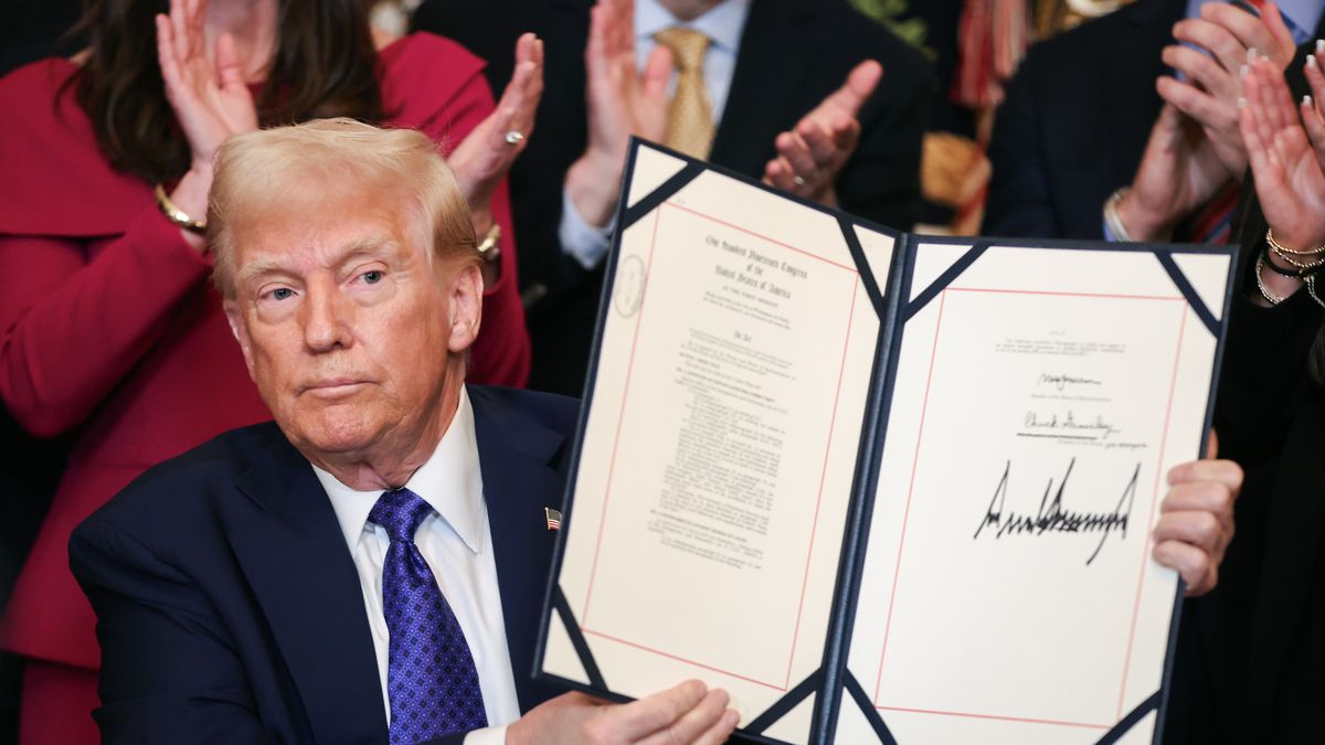 US President Trump signs the Laken Riley Act in the East Room
epa11861967 President Donald Trump holds up the signed bill during an event in the East Room of the White House in Washington, DC, USA, 29 January 2025. The Laken Riley Act is the first bill signed by President Trump in his new administration, named after a slain Georgia nursing student and would require the detention of unauthorized immigrants that have been accused of theft and violent crimes.  EPA/SAMUEL CORUM / POOL 
Dostawca: PAP/EPA.
SAMUEL CORUM / POOL
mic, podium, head of state