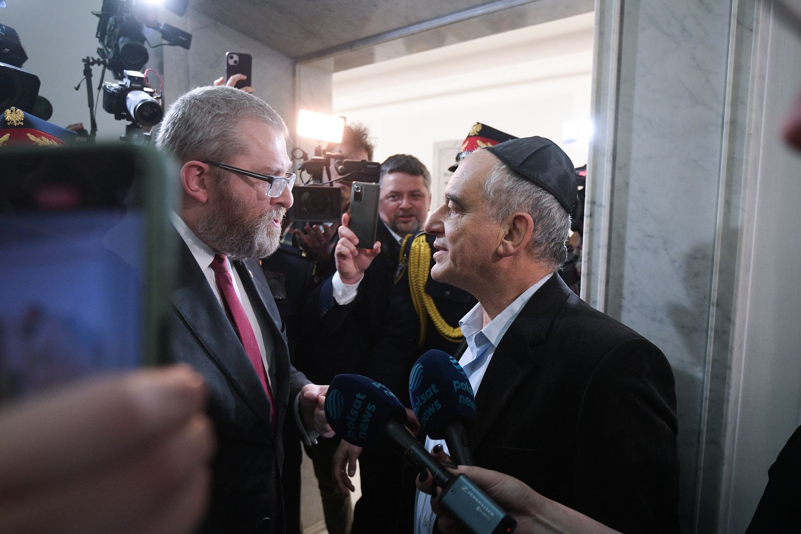 Warszawa, 12.12.2023. Poseł Konfederacji Grzegorz Braun (L) po zgaszeniu gaśnicą świec chanukowych w Sejmie w Warszawie, 12 bm. (sko) PAP/Marcin Obara