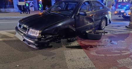 Lublin: Skoda uderzyła w sygnalizator na al. Racławickich. Kierowca nie potrafił wyjaśnić, co się stało