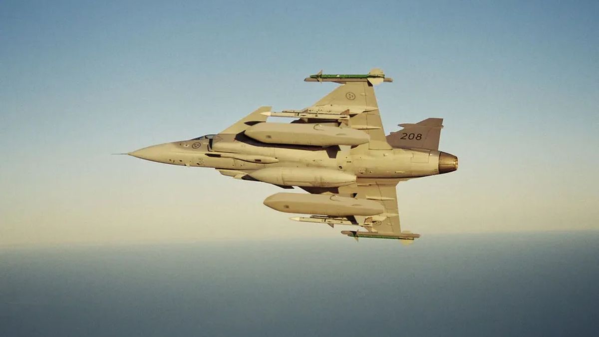 Pociski Taurus KEPD 350 zawieszone na szwedzkim myśliwcu Gripen