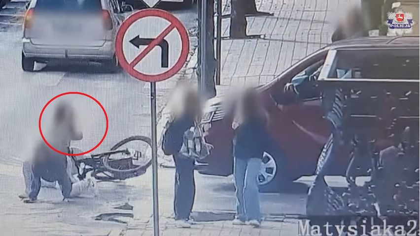 Dziewczynka wiozła koleżankę na kierownicy roweru. Kamera uchwyciła wypadek