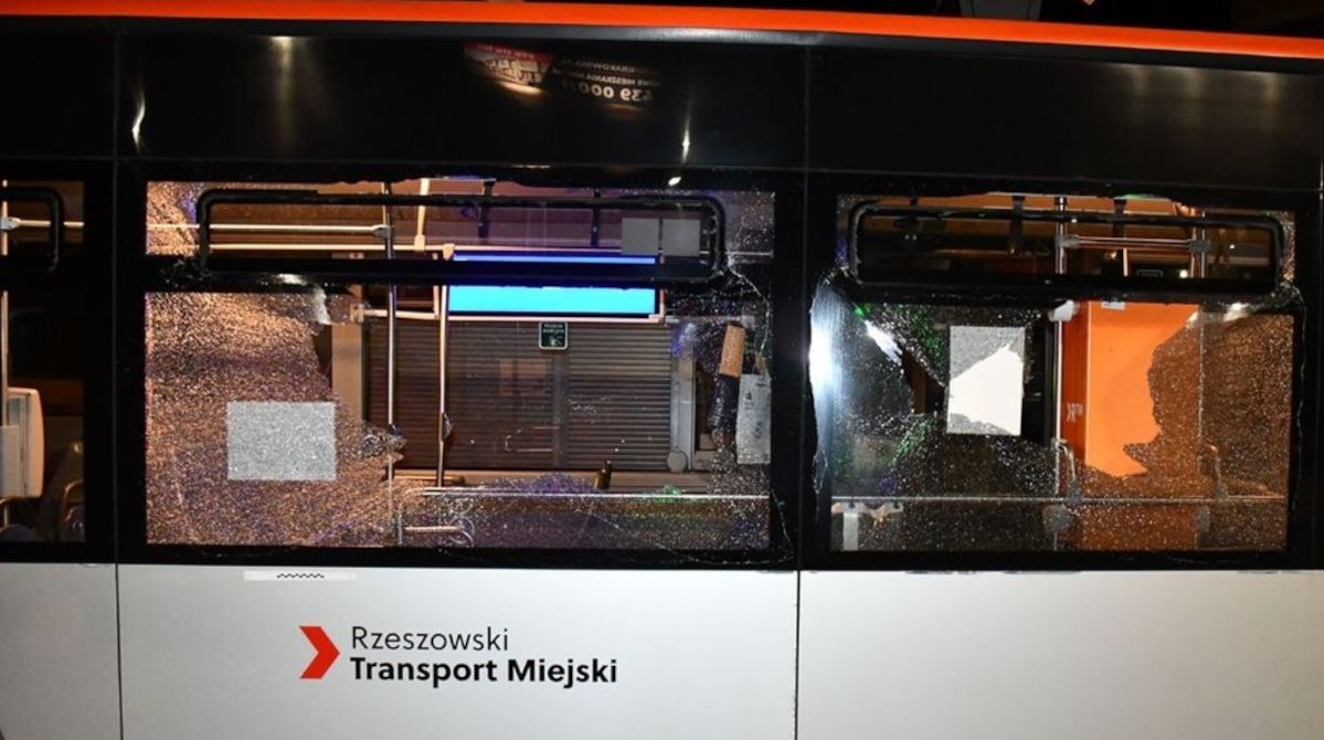 Zdemolował autobus miejski w Rzeszowie. 39-latek był pijany i poszukiwany przez policję
