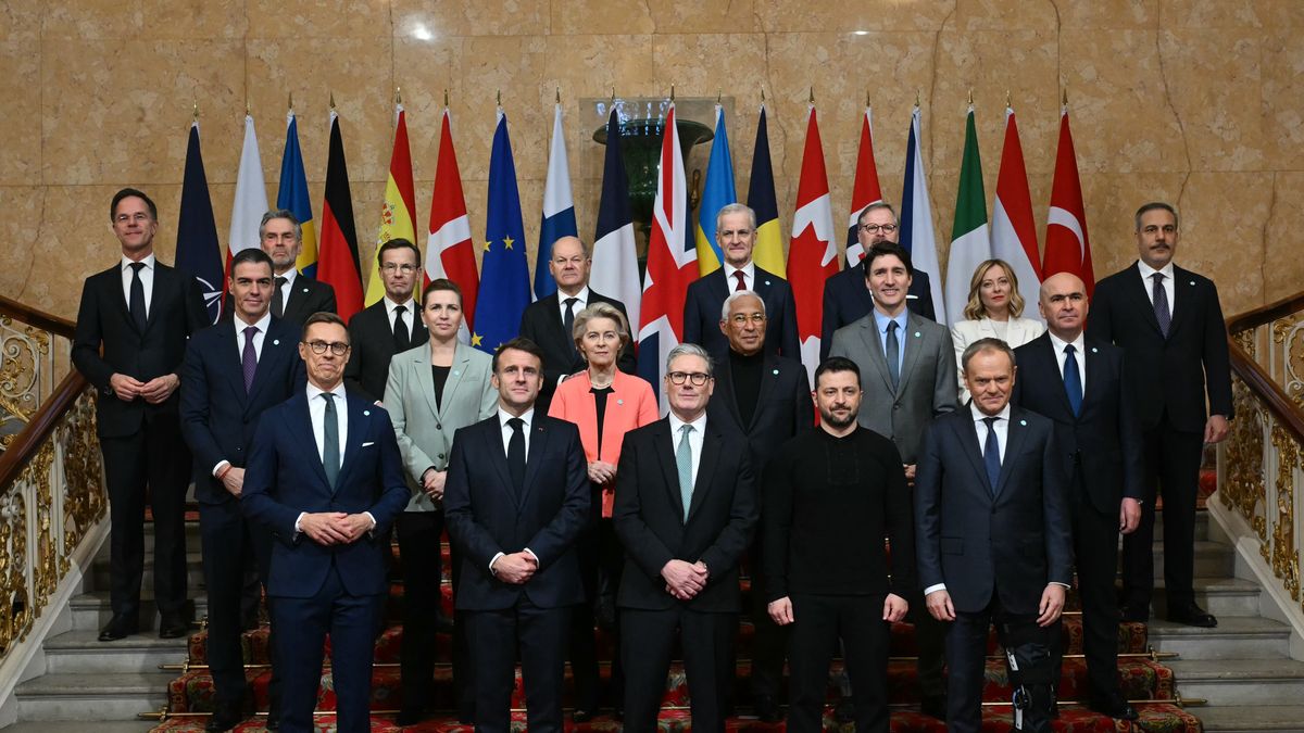 LONDON, ENGLAND - MARCH 2: (Back row L-R) NATO secretary General Mark Rutte, Netherlands' Prime Minister Dick Schoof, Sweden's Prime Minister Ulf Kristersson, Germany's Chancellor Olaf Scholz, Norway's Prime Minister Jonas Gahr Store, Czech Republic's Prime Minister Petr Fiala, Turkey's Minister of Foreign Affairs Hakan Fidan, (Middle row L-R) Spain's Prime Minister Pedro Sanchez, Denmark's Prime Minister Mette Frederiksen, European Commission President Ursula von der Leyen, European Council President Antonio Costa, Canada's Prime Minister Justin Trudeau, Italy's Prime Minister Giorgia Meloni, Romania's Interim President Ilie Bolojan, (Front row L-R) Finland's President Alexander Stubb, France's President Emmanuel Macron, Britain's Prime Minister Keir Starmer, Ukraine's President Volodymyr Zelensky and Poland's Prime Minister Donald Tusk pose for a family photograph at Lancaster House during the European leaders' summit on March 2, 2025 in London, England. Following this week's meetings between Keir Starmer, Emmanuel Macron, and US President Donald Trump, a meeting convenes in London with European leaders to discuss future peace in Ukraine. (Photo by Justin Tallis - WPA Pool/Getty Images)