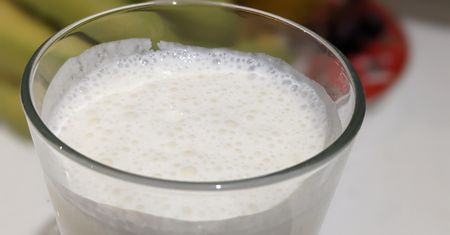 Dodaj do kefiru i pij na czczo. Kilogramy polecą w dół
