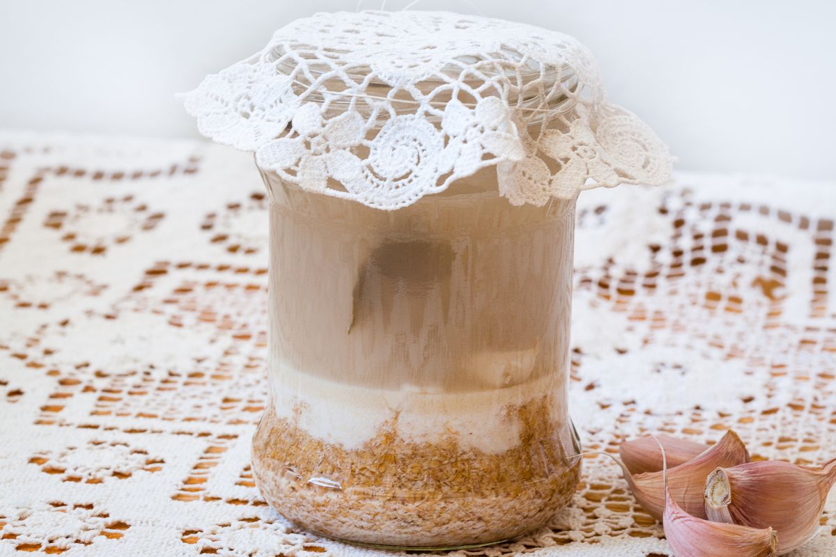 Jak zrobić zakwas na żurek? Najprostszy przepis