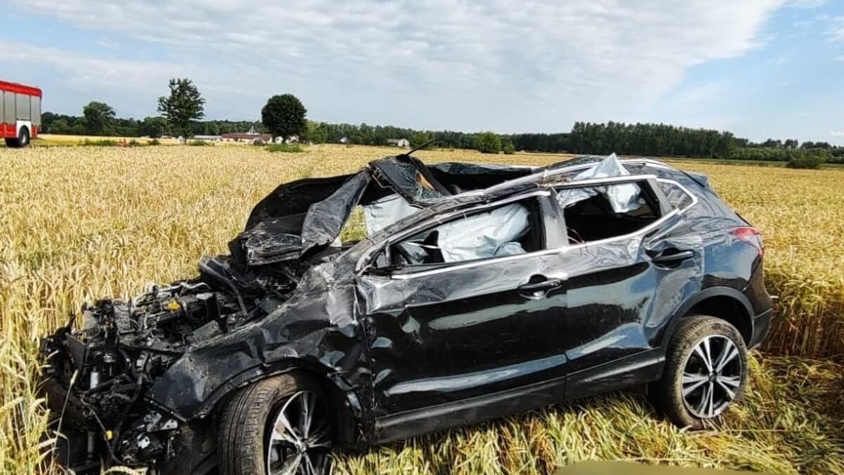 Stasinów. Dachowanie nissana, nie żyje dwóch 18-latków