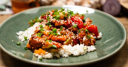 Kurczak teriyaki z ryżem to przepis na pyszny obiad w azjatyckim stylu. Z łatwością zrobisz go w domu