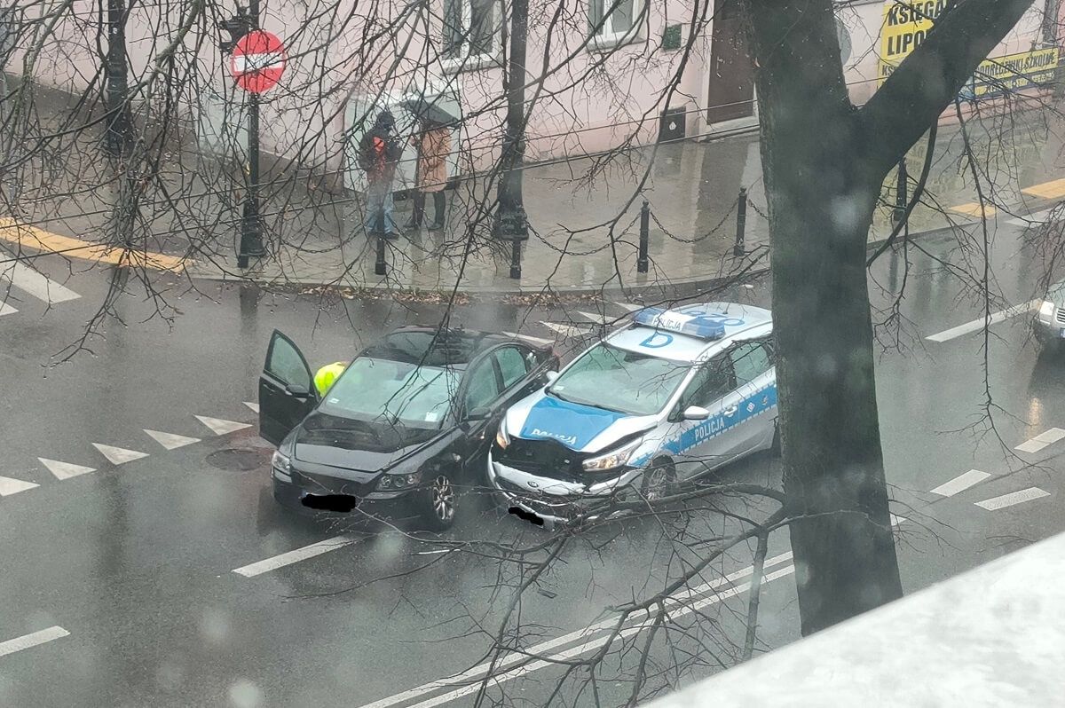 Zderzenie radiowozu z volvo na ul. Lipowej