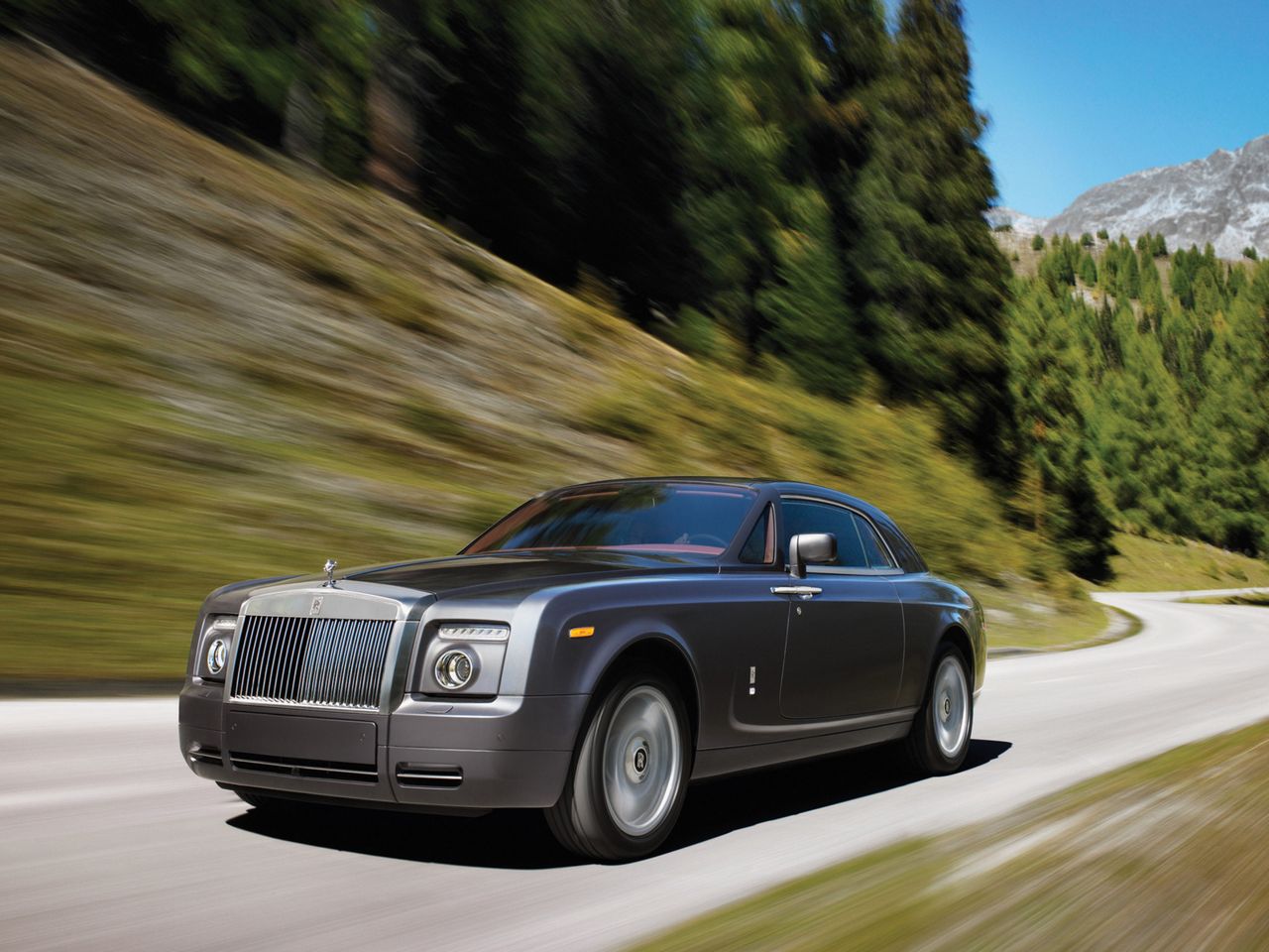 Rolls-Royce Phantom miał mieć zupełnie inny silnik. Potężną jednostkę, jak w żadnym innym aucie